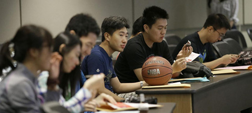 中國僑網(wǎng)資料圖:2015年中國留學(xué)生在德克薩斯大學(xué)參加迎新,。(法國《歐洲時報》援引《費加羅報》)