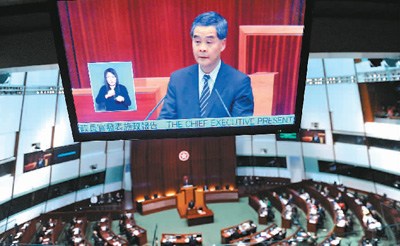中國(guó)僑網(wǎng)梁振英在香港立法會(huì)發(fā)表2017年施政報(bào)告。圖片來(lái)源:香港中通社