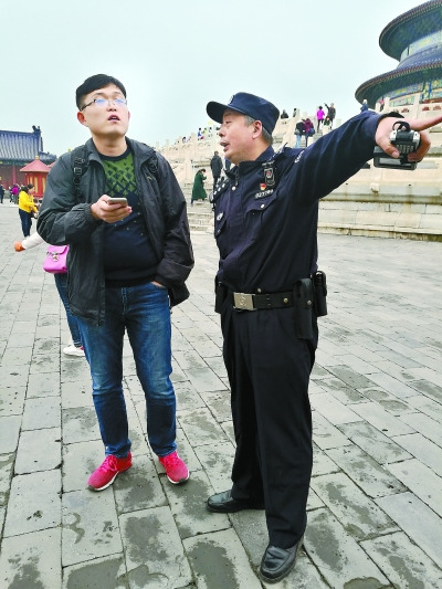 中國(guó)僑網(wǎng)侯祥煒警官在天壇公園執(zhí)勤
