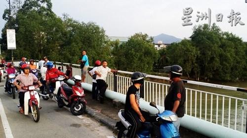 中國僑網(wǎng)一名疑患有憂郁癥的54歲華裔男子企圖跳河自殺事件發(fā)生后,,引來大批民眾在峇株巴轄橋一帶圍觀,。(馬來西亞《星洲日報》)