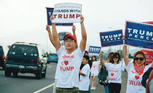 中國僑網(wǎng)特朗普競選期間,華裔助選團(tuán)在路邊高舉標(biāo)語支持特朗普,。(美國《僑報》/資料圖)