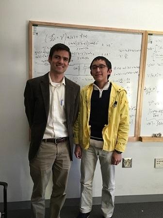 中國(guó)僑網(wǎng)黃圣一(右)與此次科研的指導(dǎo)老師合影。(黃圣一提供)