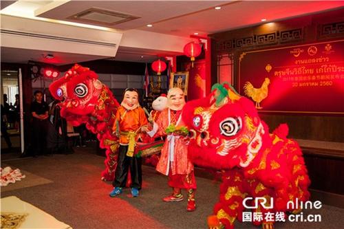 中國(guó)僑網(wǎng)泰國(guó)國(guó)家旅游局關(guān)于中國(guó)春節(jié)活動(dòng)發(fā)布會(huì)現(xiàn)場(chǎng)舉行了中國(guó)傳統(tǒng)的舞獅表演,。