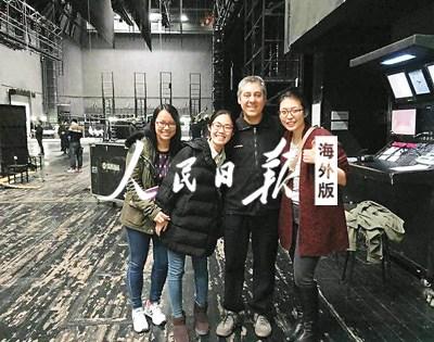中國僑網(wǎng)在國家大劇院實(shí)習(xí)期間,,王姝懿擔(dān)任翻譯,。圖為演出結(jié)束后,,王姝懿(左二)與西班牙瑪利亞佩吉舞團(tuán)燈光設(shè)計師的合影,。(照片由受訪者提供)