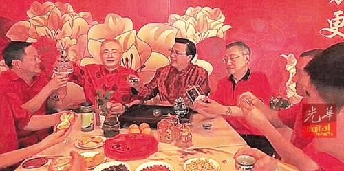 中國僑網(wǎng)平日正經(jīng)八百的馬華中委也大玩創(chuàng)新,,挑戰(zhàn)了全球掀起熱潮的潮流玩意“假人挑戰(zhàn)”短片拍攝。(馬來西亞《光華日報》)
