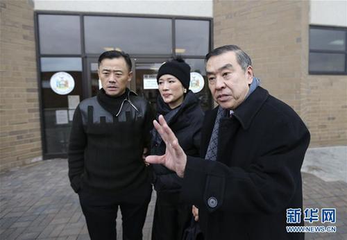 中國僑網1月20日,,在美國紐約州拿騷縣地區(qū)法院,,周立波(左一)獲得保釋后和律師莫虎(右一)在法院外接受采訪。 新華社記者王迎攝