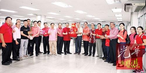 中國僑網(wǎng)檳馬華聯(lián)委會主席陳德欽(左12)率團隊前來拜年。(馬來西亞《光華日報》)