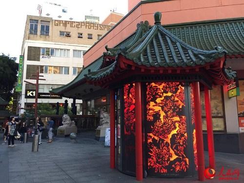 中國僑網(wǎng)唐人街北部的信息亭,。(鮑捷攝)