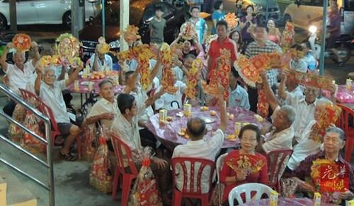 中國僑網(wǎng)阿公們興高采烈地祝福大家身體健康,。(馬來西亞《光華日?qǐng)?bào)》)