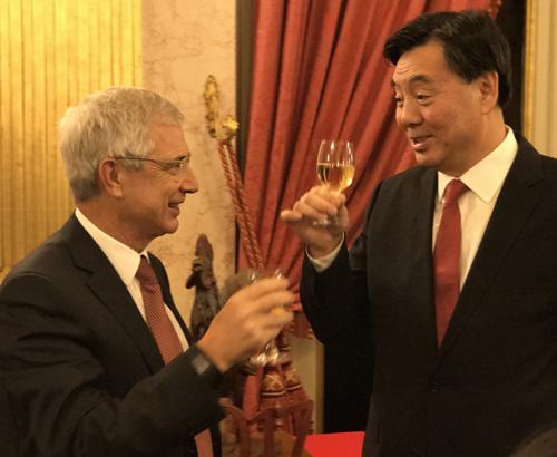 中國僑網(wǎng)巴爾托洛內(nèi)與翟雋舉杯共迎中國春節(jié),。(法國《歐洲時(shí)報(bào)》/張新 攝)