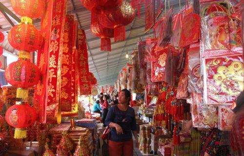 中國(guó)僑網(wǎng)烏鴉西市場(chǎng)商店內(nèi)外一片紅彤彤,告訴大家春節(jié)來(lái)臨,。(柬埔寨星洲日?qǐng)?bào)/周偉成)