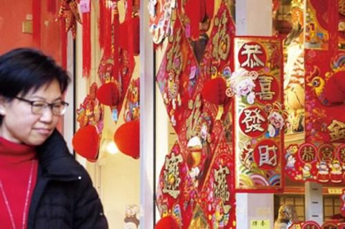 中國僑網擺賣的賀年飾物最為吸睛,。(美國《世界日報》/關文杰 攝)