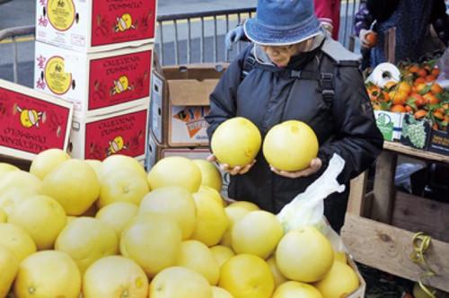 中國僑網民眾在左挑右揀,。(美國《世界日報》/關文杰 攝)