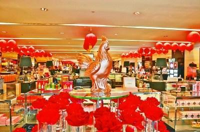 中國僑網(wǎng)1月26日,美國布魯明戴爾連鎖商場里,,矗立著一座“金雞”,,中國春節(jié)“年味兒”十足。記者 王傳軍 攝