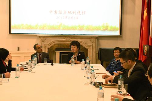 中國僑網(wǎng)裘援平與奧地利僑學(xué)界座談會(huì)現(xiàn)場(chǎng)。(法國《歐洲時(shí)報(bào)》/丁兆琨 攝)