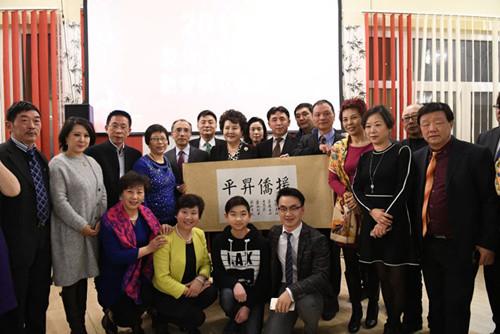 中國(guó)僑網(wǎng)裘援平同到場(chǎng)的華僑華人合影,。(法國(guó)《歐洲時(shí)報(bào)》/丁兆琨 攝)