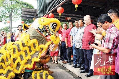 中國僑網(wǎng)魏家祥(左5)在新春門戶開放活動上,,觀賞舞獅表演。(馬來西亞《光華日報》)