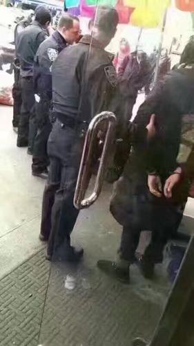 中國(guó)僑網(wǎng)微信圈中曬出的警方盤查巴士乘客移民身份的照片,。(美國(guó)《僑報(bào)》/網(wǎng)友提供)