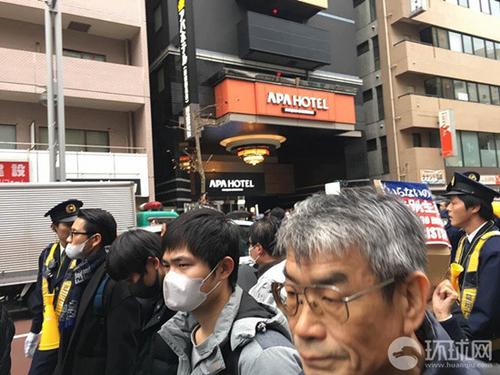 中國僑網(wǎng)游行人群途經(jīng)APA酒店,。 賈文婷 攝