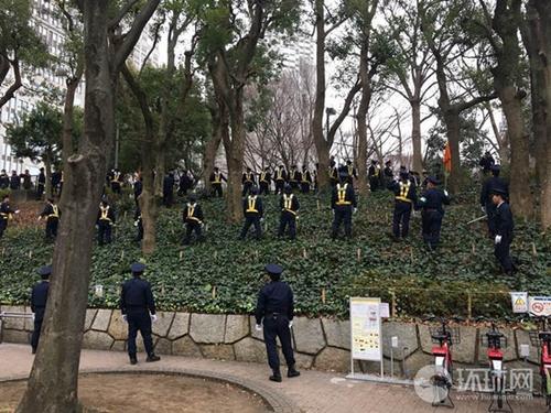 中國(guó)僑網(wǎng)大批警力阻止右翼入場(chǎng)。賈文婷攝