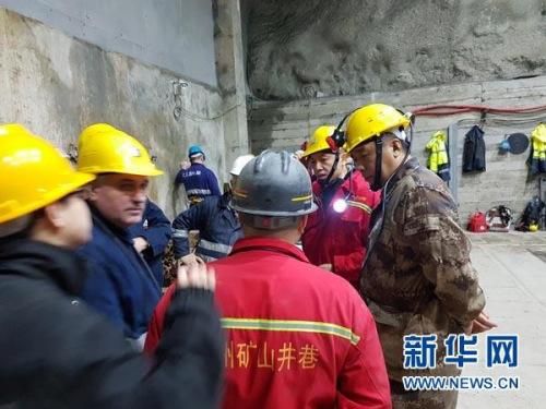 中國僑網(wǎng)2月5日,,中國駐阿爾巴尼亞大使館政務(wù)參贊白云斌(右二)、武官劉興江(右一)在阿爾巴尼亞ACR鉻礦公司布爾齊澤礦區(qū)救援現(xiàn)場協(xié)調(diào)。新華社發(fā)(中國駐阿爾巴尼亞大使館供圖)