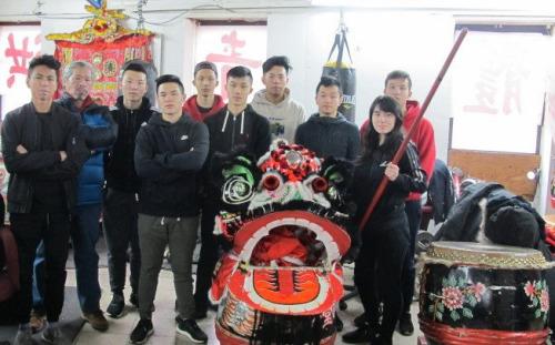 中國(guó)僑網(wǎng)黃強(qiáng)(右四)等青年華裔也熱衷舞獅藝術(shù)。(美國(guó)《世界日?qǐng)?bào)》/高夢(mèng)梓 攝)