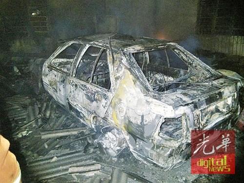 中國(guó)僑網(wǎng)一輛普騰花蝴蝶轎車(chē)被燒毀,。(馬來(lái)西亞《光華日?qǐng)?bào)》)