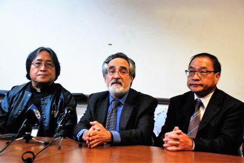 中國僑網(wǎng)舊金山市議員佩斯金(中)感謝市政府相關(guān)部門大力協(xié)作,感謝社區(qū)機構(gòu)和個人的鼎力協(xié)助。右是樓宇檢查局局長許子湯,,左是華協(xié)中心行政主任方小龍牧師,。(美國《僑報》/吳卓明 攝)