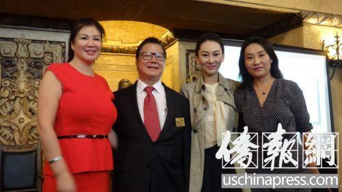 中國(guó)僑網(wǎng)廖欽和同他的華人支持者在造勢(shì)活動(dòng)中一起合影,。(美國(guó)《僑報(bào)》/高睿 攝)