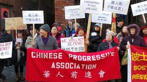 中國僑網(wǎng)近百民眾以行動(dòng)和呼聲要求保護(hù)正在被豪宅化侵蝕、原有居民在流失的華埠,。(美國《世界日報(bào)》/ 唐嘉麗 攝)