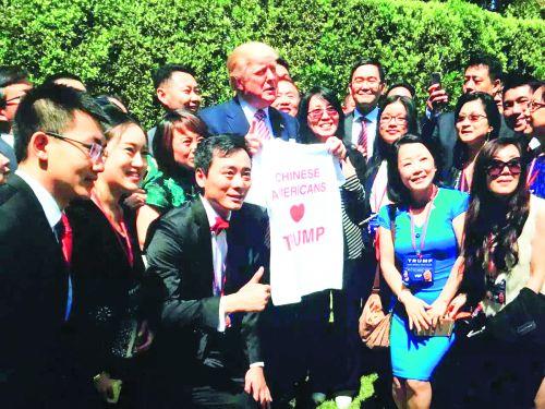 中國僑網(wǎng)2016年6月6日,,特朗普在家里會晤北美華裔特朗普助選團(tuán)各地主要成員,這是特朗普唯一會晤過的在美華裔群體,。(美國《僑報》/王湉提供)