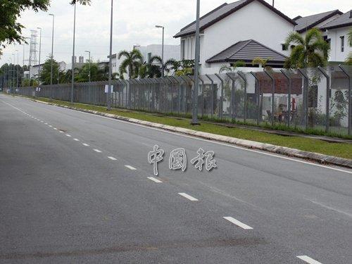 中國(guó)僑網(wǎng)安邦綠林鎮(zhèn)的馬霍干尼路平日來(lái)往的車輛甚少,。(馬來(lái)西亞《中國(guó)報(bào)》)