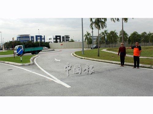 中國(guó)僑網(wǎng)葉漢榮(左)和葉進(jìn)發(fā)帶領(lǐng)媒體重回他為事主取回手袋的地點(diǎn)。(馬來(lái)西亞《中國(guó)報(bào)》)