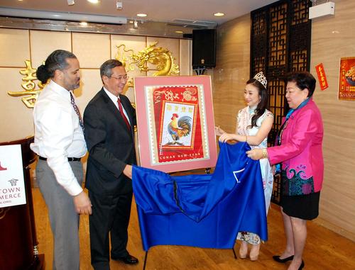 中國(guó)僑網(wǎng)美國(guó)郵政雞年郵票正式亮相芝加哥華埠,。圖為(左起)美國(guó)郵局代表克拉克,、華商會(huì)會(huì)長(zhǎng)徐佐寰、華埠親善小姐亞軍龔郁玲,、華商會(huì)董事長(zhǎng)梅施美英,。(張大衛(wèi)攝)