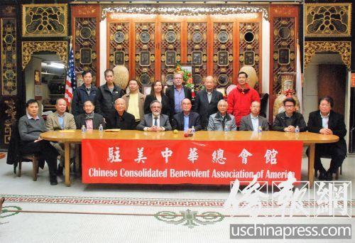 中國僑網(wǎng)中華總會館主席團成員暨列位商董,,與舊金山市議員佩斯金等政府官員及嘉賓合影,,呼吁廣大僑團踴躍捐輸,令市德頓街火災(zāi)受害家庭和個人早日獲得援助,。(美國《僑報》/吳卓明 攝)