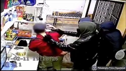 中國(guó)僑網(wǎng)費(fèi)城“洪氏洗衣店”店主遭持槍歹徒脅迫,損失數(shù)千美元。(美國(guó)《世界日?qǐng)?bào)》/ 劉麟 視頻截圖)