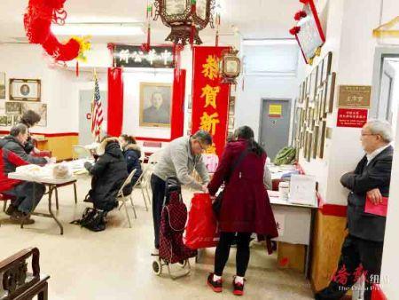 中國僑網(wǎng)16日,,爭取入籍的僑胞涌至中華公所要求免費填表,。 (美國《僑報》/葉永康 攝)