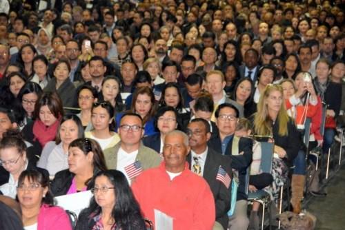 中國僑網(wǎng)美國公民及移民服務(wù)局(USCIS)15日在洛杉磯會展中心舉辦入籍儀式,來自140個國家6500名移民宣誓入籍。(美國《世界日報》/張宏 攝)