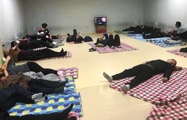中國僑網(wǎng)“小黑屋”內(nèi)設(shè)施簡陋,,一間屋內(nèi)同時鋪上好幾床被子,,唯一家電是一個小電視機,。本版圖片/受訪者供圖