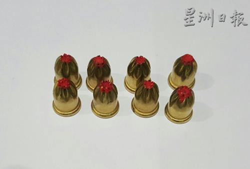 中國僑網(wǎng)警方從嫌犯處起獲8枚形似子彈的螺帽,。(馬來西亞《星洲日報》)