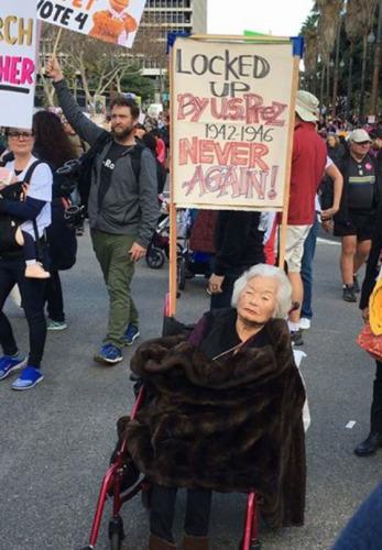 中國僑網(wǎng)曾于二戰(zhàn)期間被關入日裔集中營的一名日裔婦人,加入婦女大游行,以抗議特朗普針對特定族裔移民的行政令,。(美國《世界日報》/阮真提供)