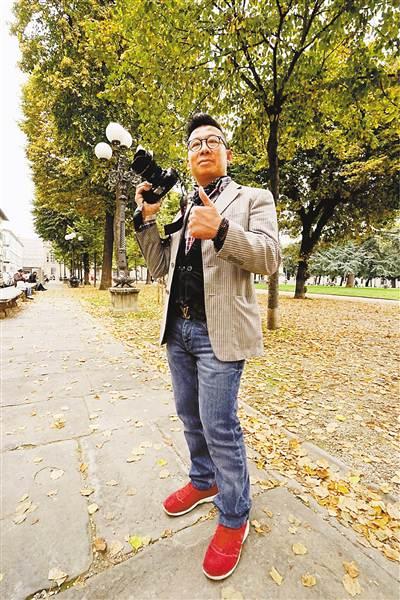中國(guó)僑網(wǎng)龔華強(qiáng)在意大利街頭攝影。