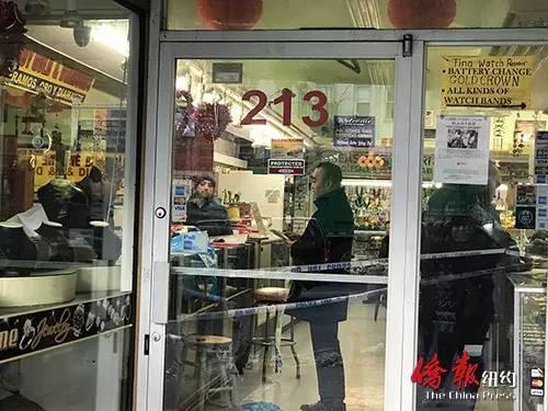 中國僑網(wǎng)位于華埠堅尼路213號的珠寶店于被盜,,圖為被盜珠寶店外拉起警戒線,。(美國《僑報》/陳辰 攝)
