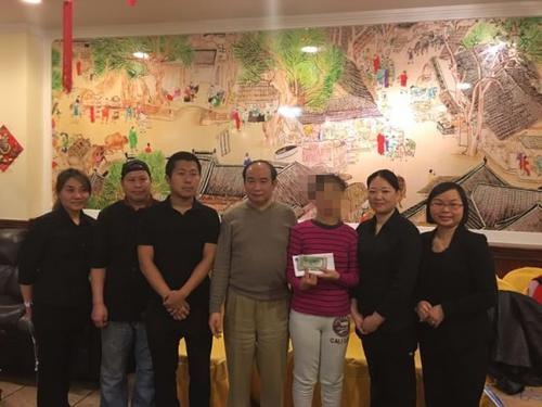 中國僑網(wǎng)中國姑娘(右三)在美流浪數(shù)月,,后受中餐館老板柳奇(右四),、假日酒店老板謝新坦幫助,在店內(nèi)免費吃住,并受到員工照顧,。(美國《世界日報》)