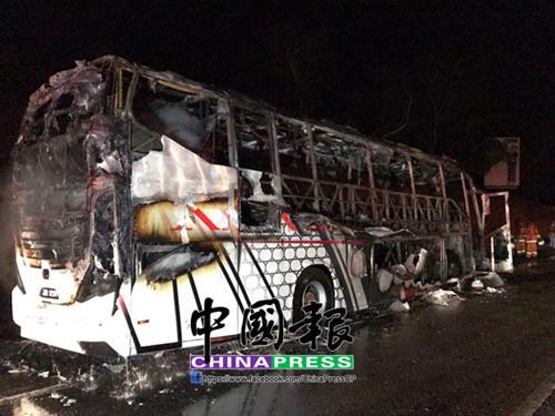 中國僑網(wǎng)雙層巴士行駛時(shí)因撞上翻覆在路中央的摩托而起火燃燒,,火勢(shì)瞬間將長巴燒毀。(馬來西亞《中國報(bào)》)
