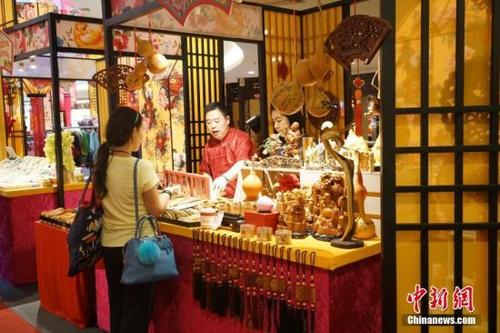 中國僑網(wǎng)2017年1月12日,馬來西亞首都吉隆坡一商場內(nèi),,具有中國元素的裝飾喜迎華人傳統(tǒng)新年,。(中新社資料圖 趙勝玉 攝)