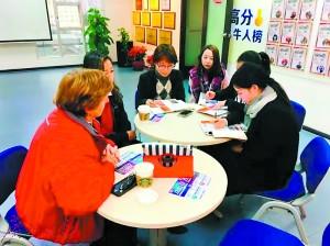 中國(guó)僑網(wǎng)建議考生多與專(zhuān)業(yè)老師溝通,,隨時(shí)留意是否有新的考位放出。