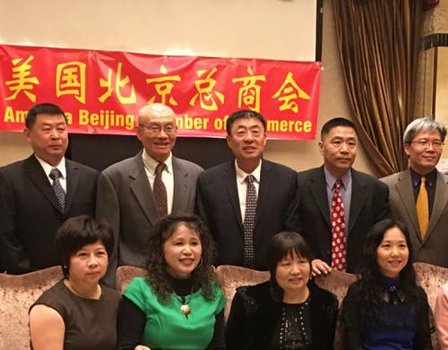 中國僑網(wǎng)美國北京總商會部分領(lǐng)導(dǎo)成員合映,,會長袁鵬(后排居中者)。(謝榮鎮(zhèn) 攝)