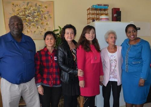 中國僑網(wǎng)2016年5月,,全非洲華人婦女聯(lián)合總會走訪約堡養(yǎng)老院,,與老人們品茶聯(lián)誼并送去冬季御寒物品和食物。(《非洲時報》資料圖)
