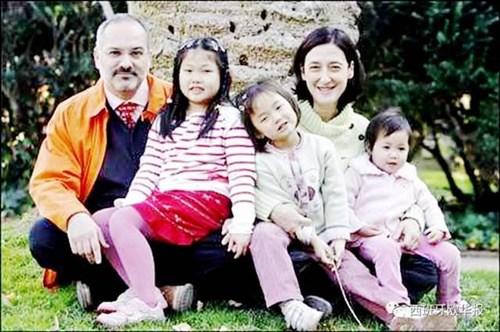 中國僑網(wǎng)圖為加泰一對夫婦和收養(yǎng)的三個中國孩子。(西班牙《歐華報》)